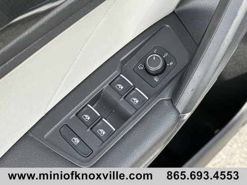 Used 2018 Volkswagen Tiguan SEL Premium image 14