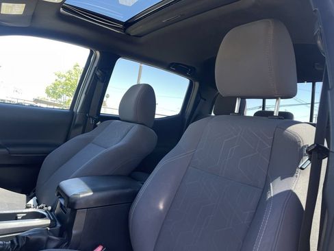 Used 2017 Toyota Tacoma TRD Off-Road AWD/4WD image 19