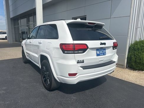 Used 2022 Jeep Grand Cherokee Laredo X AWD/4WD image 3