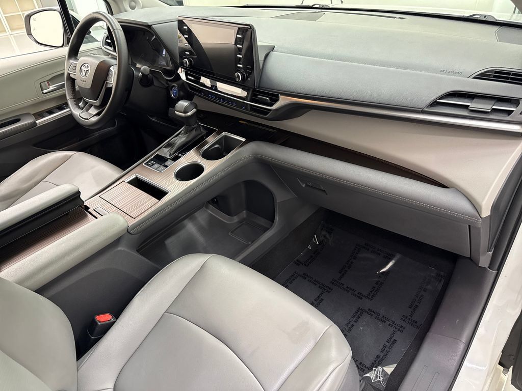 Used 2021 Toyota Sienna XLE w/ XLE Plus Package FWD image 24
