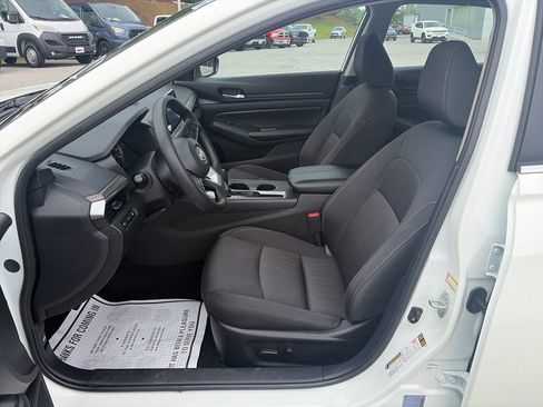 Used 2025 Nissan Altima 2.5 SV FWD image 10