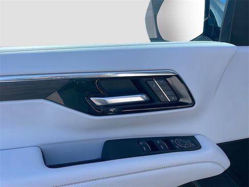 Used 2025 Chevrolet Tahoe Premier image 9