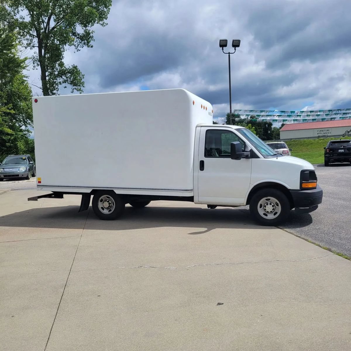 Used 2017 Chevrolet Express 3500 RWD image 3