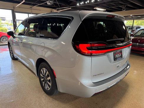 Used 2023 Chrysler Pacifica Touring-L FWD image 5