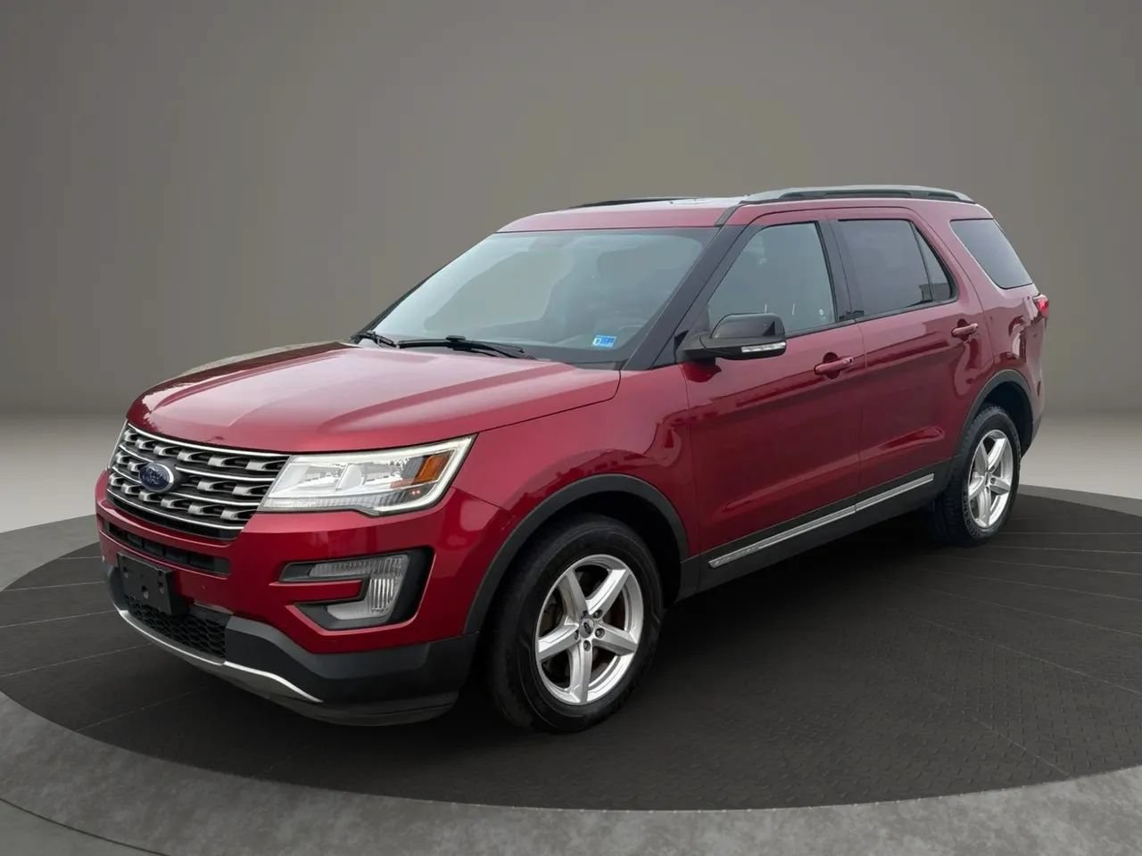 Used 2017 Ford Explorer XLT w/ Equipment Group 202A AWD/4WD image 1