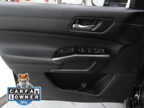 Used 2024 Nissan Pathfinder SL w/ Lighting Package (N92) image 9