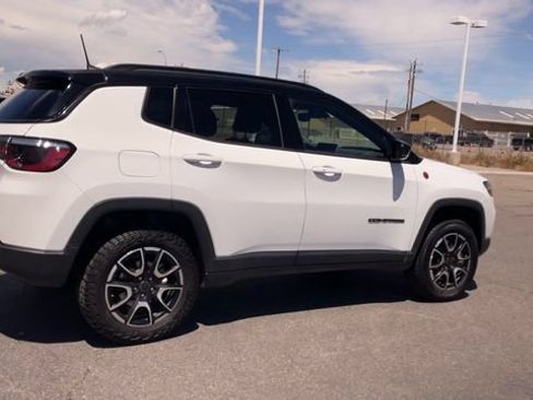 Used 2025 Jeep Compass Trailhawk AWD/4WD image 2