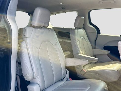 Used 2017 Chrysler Pacifica Touring-L Plus w/ Advanced Safetytec Group FWD image 28