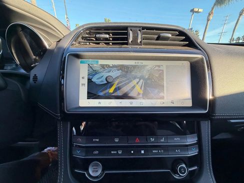 Used 2019 Jaguar F-PACE R-Sport image 21