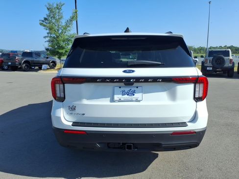 New 2026 Ford Explorer Active RWD image 4