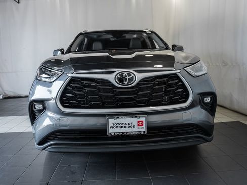 Used 2023 Toyota Highlander XLE FWD image 2