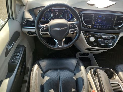 Used 2017 Chrysler Pacifica Touring-L Plus FWD image 12