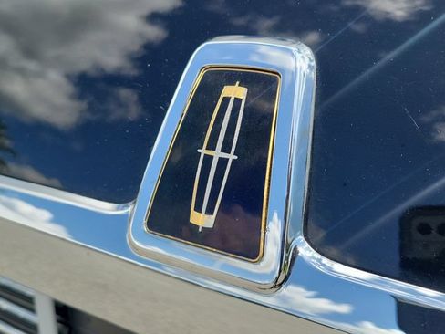 Used 2004 Lincoln Town Car Signature RWD image 6