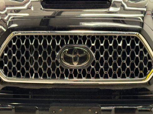 Used 2018 Toyota Tacoma TRD Sport AWD/4WD image 5