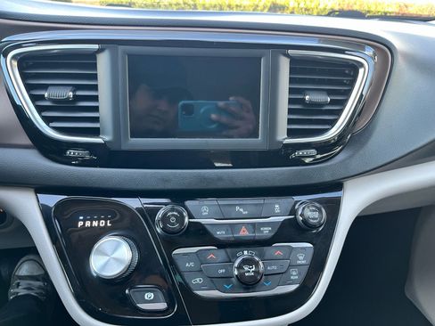 Used 2018 Chrysler Pacifica Touring-L image 21