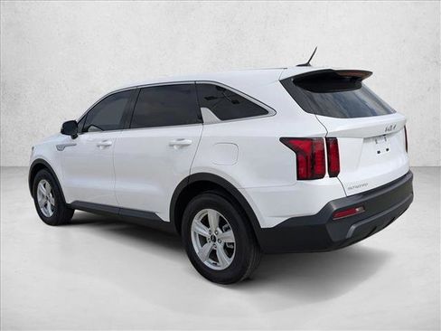 Used 2023 Kia Sorento LX image 7