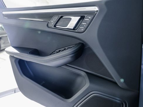 Certified 2025 Porsche Macan AWD/4WD image 23