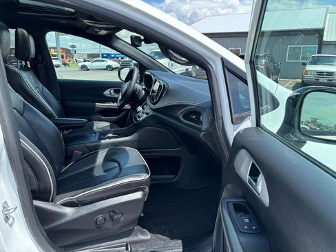 Used 2025 Chrysler Pacifica Limited FWD image 11