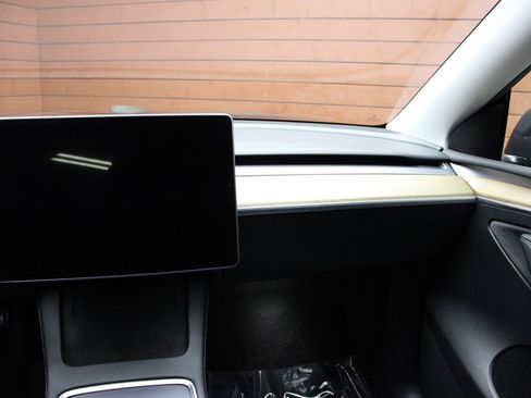 Used 2022 Tesla Model Y Long Range image 30