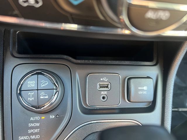 Used 2019 Jeep Cherokee Trailhawk AWD/4WD image 21