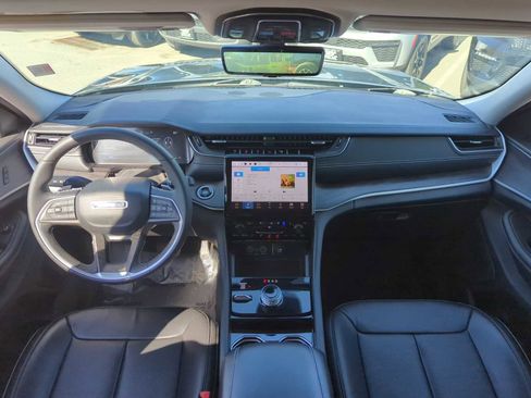 Used 2023 Jeep Grand Cherokee Limited w/ Luxury Tech Group II AWD/4WD image 31