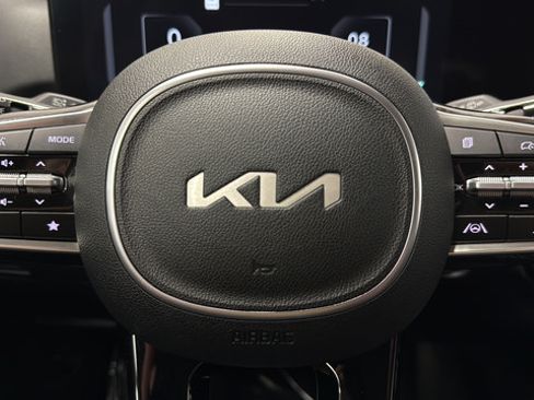 Used 2025 Kia Sorento SX AWD/4WD image 16