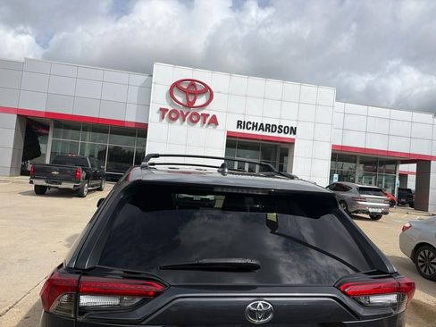 Used 2021 Toyota RAV4 XLE Premium FWD image 6
