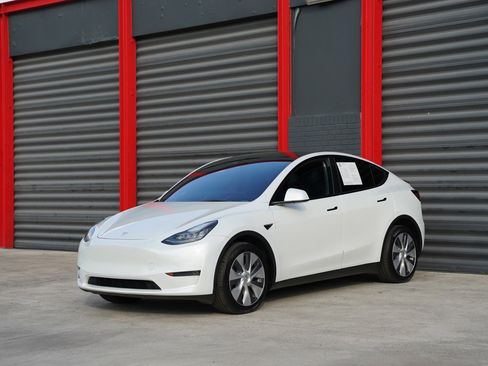 Used 2023 Tesla Model Y Long Range image 1