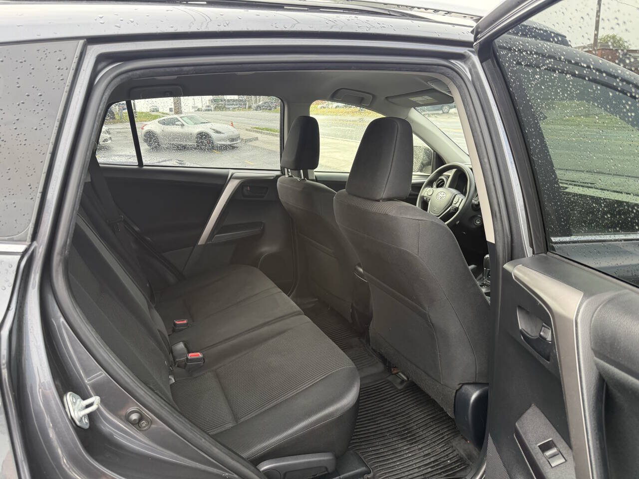 Used 2017 Toyota RAV4 LE AWD/4WD image 12