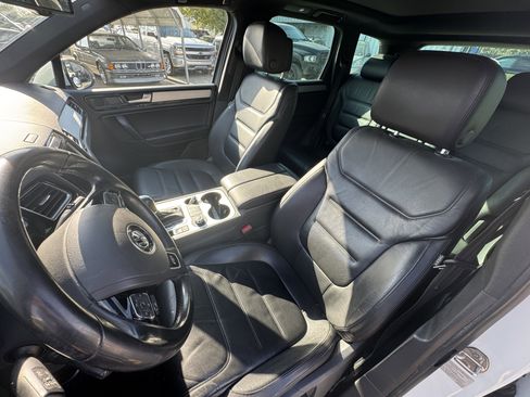 Used 2014 Volkswagen Touareg TDI image 8