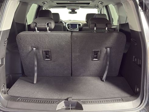 Used 2022 GMC Acadia SLE w/ Driver Convenience Package image 8