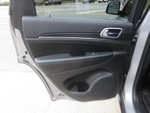 Used 2018 Jeep Grand Cherokee Limited AWD/4WD image 30