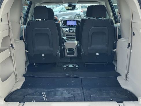 Used 2021 Chrysler Pacifica Touring FWD image 30