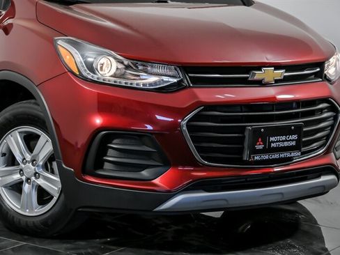 Used 2020 Chevrolet Trax LT w/ Driver Confidence Package AWD/4WD image 2