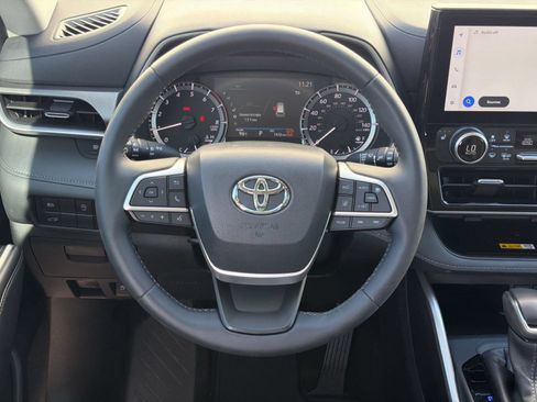 Certified 2025 Toyota Highlander XLE FWD image 17