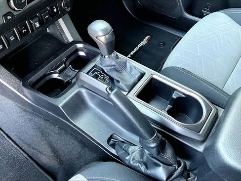 Used 2022 Toyota Tacoma TRD Sport w/ Technology Package image 19