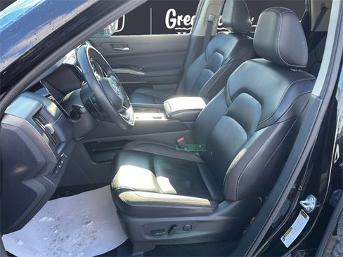 Used 2024 Nissan Pathfinder SL w/ Lighting Package (N92) image 9