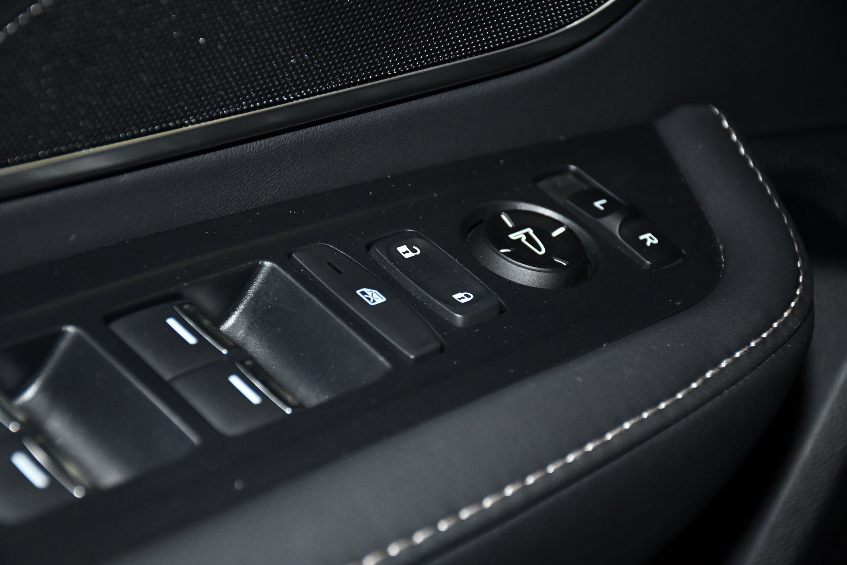 Used 2025 Acura RDX SH-AWD image 32