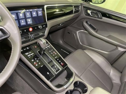 Used 2025 Porsche Macan image 35