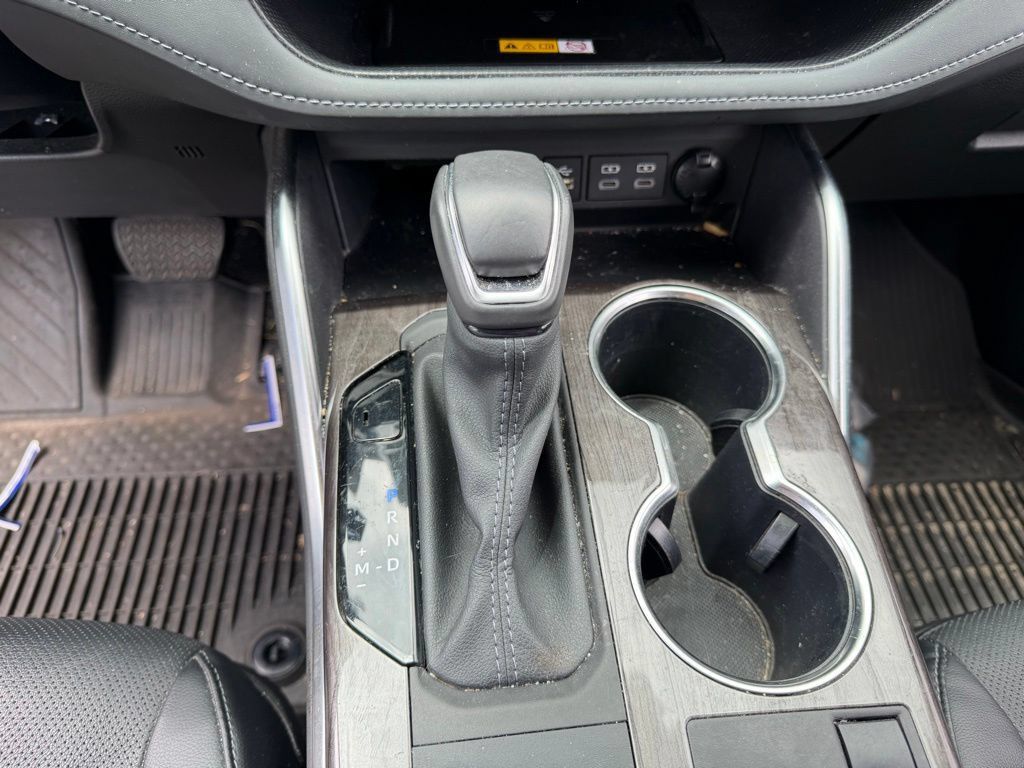 Used 2024 Toyota Highlander Limited FWD image 29
