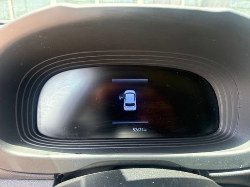 Used 2024 Hyundai Venue Limited FWD image 11