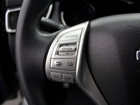 Used 2016 Nissan Rogue SV image 16