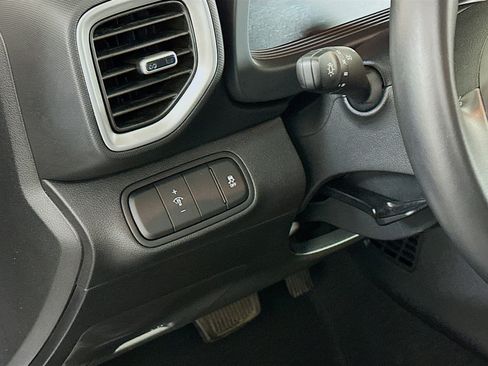 Used 2025 Hyundai Venue SEL image 17