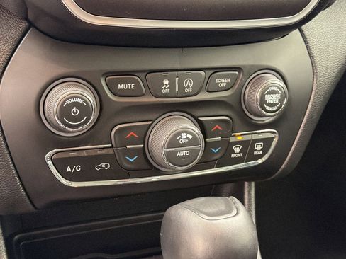 Used 2022 Jeep Cherokee Trailhawk w/ Sun, Sound & Nav Group AWD/4WD image 18