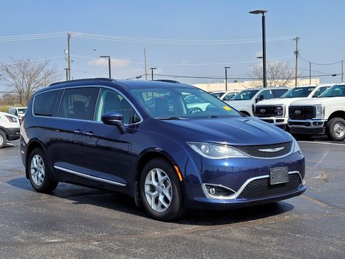 Used 2017 Chrysler Pacifica Touring-L w/ Tire & Wheel Group image 1