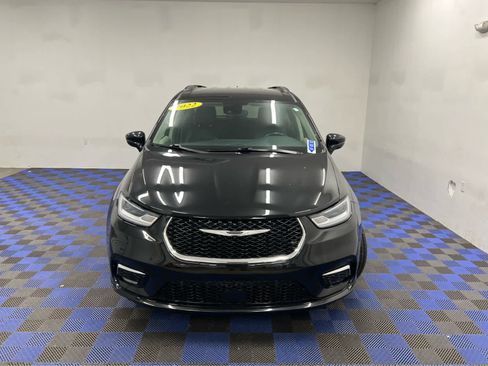 Used 2022 Chrysler Pacifica Touring-L image 15