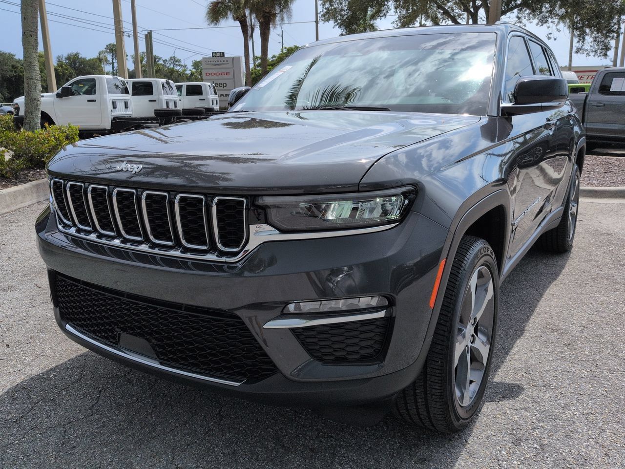 Used 2025 Jeep Grand Cherokee Limited AWD/4WD image 9