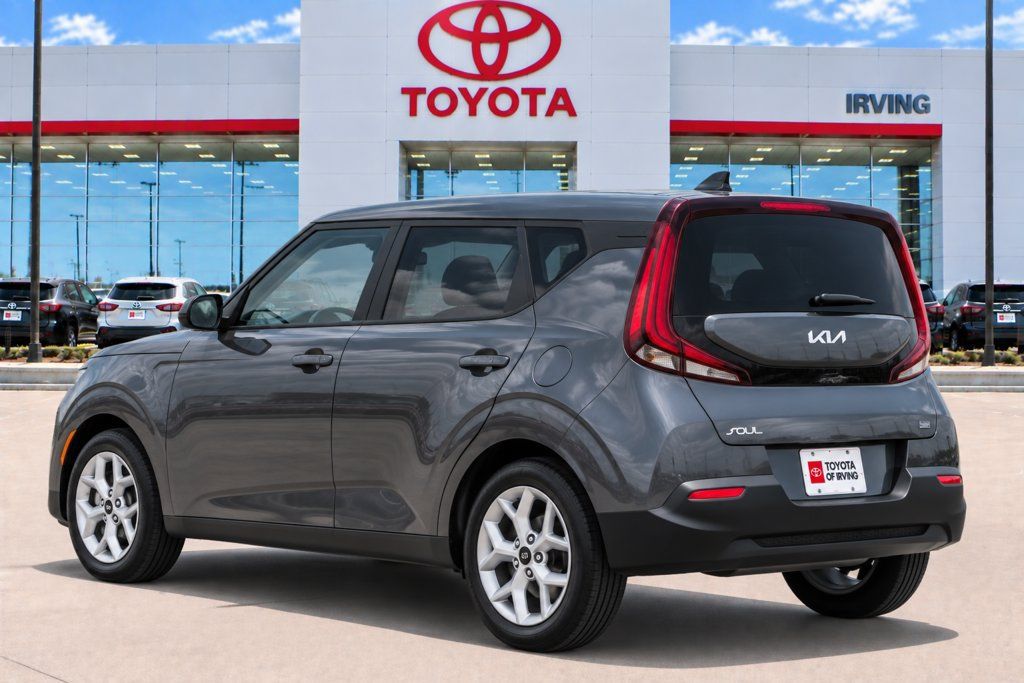 Used 2022 Kia Soul LX w/ Technology Package FWD image 2