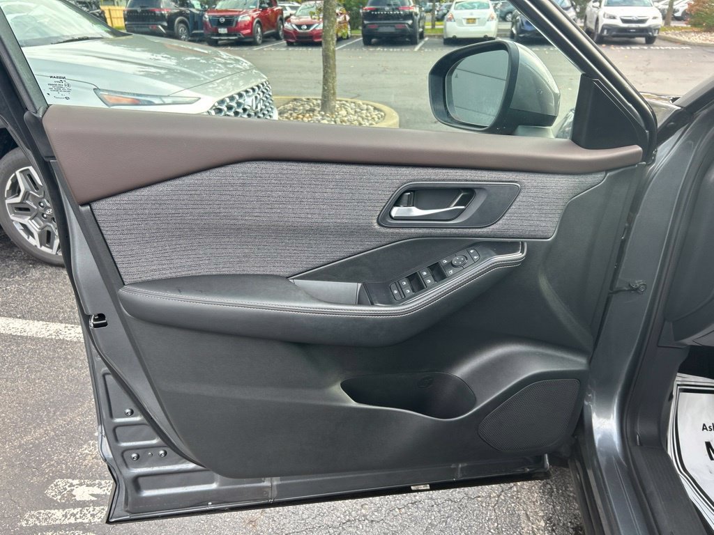 Used 2023 Nissan Rogue SV AWD/4WD image 11