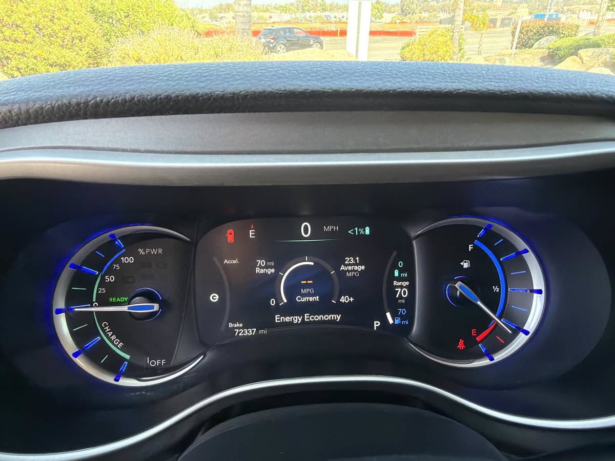 Used 2023 Chrysler Pacifica Touring-L FWD image 27